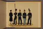 Plansch i färgtryck med uniform för Karlskrona grenadjärregemente för åren 1816-1872. Ingår i planschsamlingen Svenska arméns och flottans officersmunderingar utgiven av P.B Eklund.