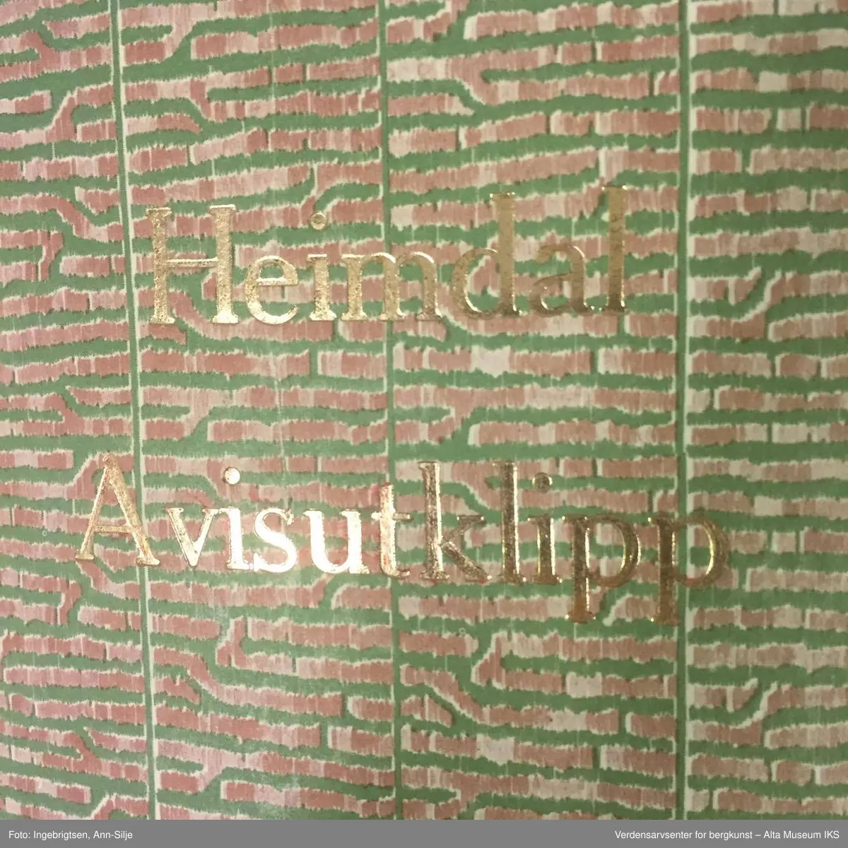Form: Folioformat. Utklippsbøker som inneholder avisutklipp med delvis innlimte og delvis løse klipp. Utklippene omhandler verden, Norge generelt og Alta og omegn. A), B) gråmelert perm, C) grønnmønstret perm/grønn rygg.