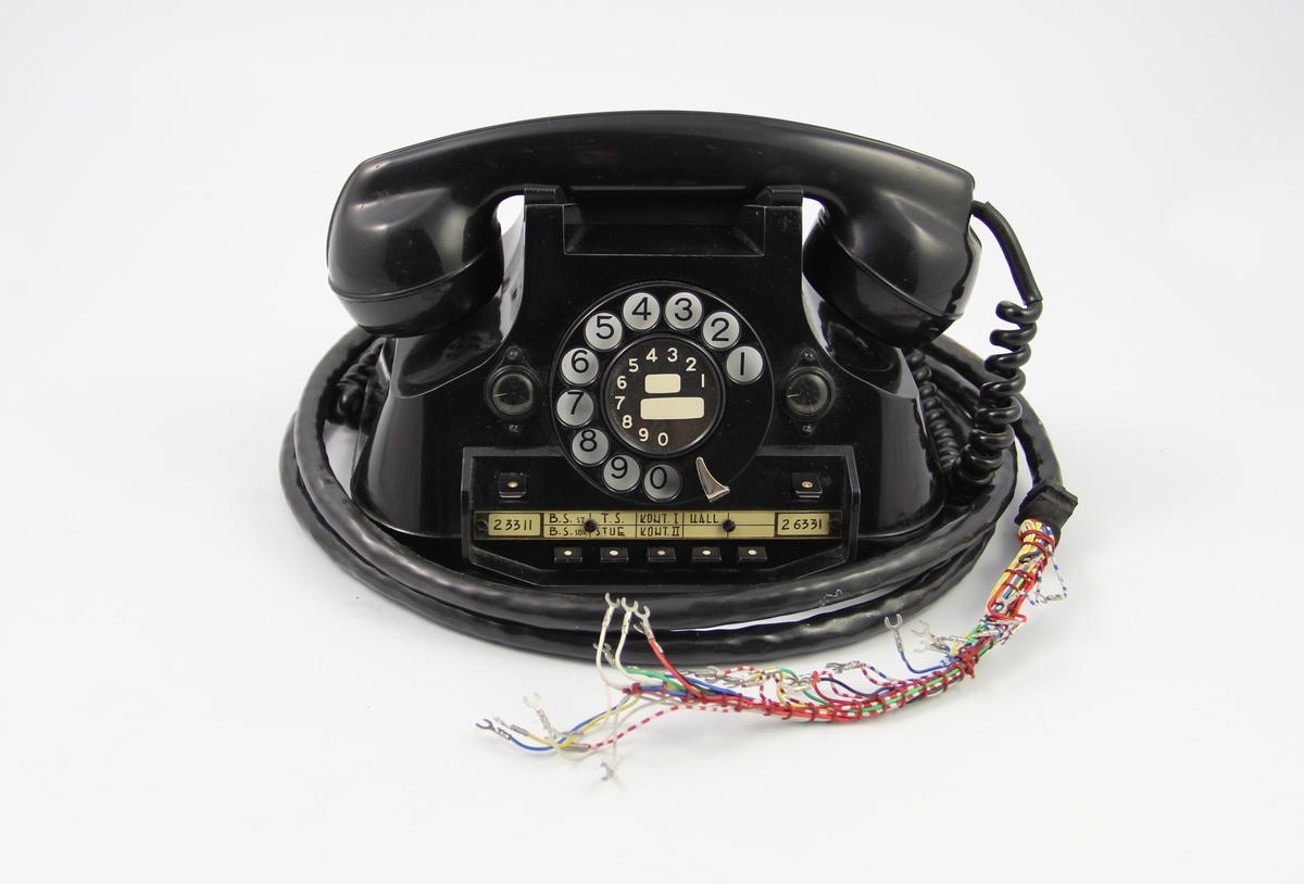 Sort bordtelefon fra 1963. Stod på Bjørn Schoders assistents kontorpult. Direkte overføring til Bjørns kontor. To linjer inn.