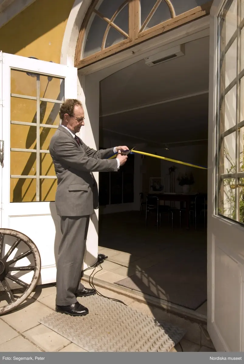 Invigning av utställningen, "Linnés Tre Riken - växtriket, djurriket och mineralriket. ", Julita gård, juni 2007. Janne Pettersson chef för Julita invigningstalar. Besökare och personal i utställningarna.