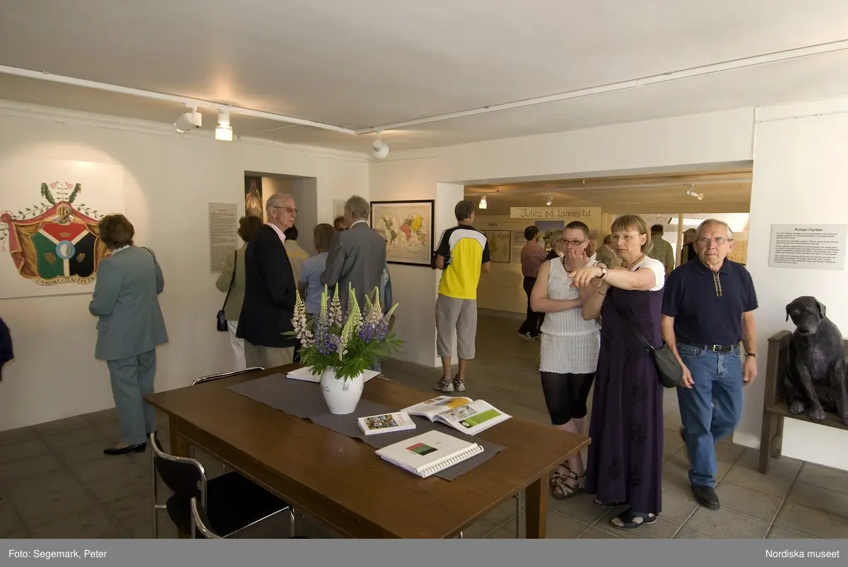 Invigning av utställningen, "Linnés Tre Riken - växtriket, djurriket och mineralriket. ", Julita gård, juni 2007. Janne Pettersson chef för Julita invigningstalar. Besökare och personal i utställningarna.