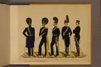 Plansch i färgtryck med uniform för Första Göta artilleriregemente för åren 1816-1888. Ingår i planschsamlingen Svenska arméns och flottans officersmunderingar utgiven av P.B Eklund.