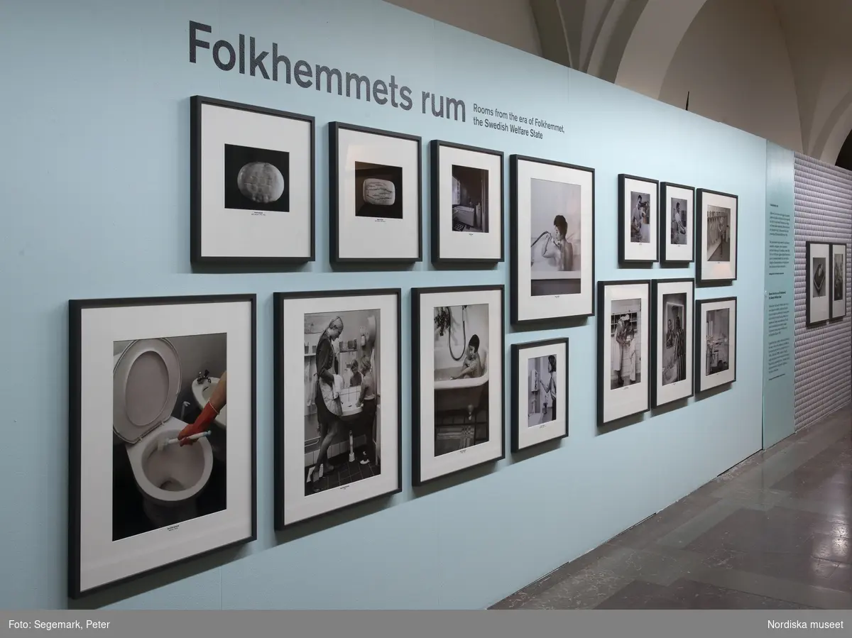 Folkhemmets rum badrummet.
Fotografier ur museets arkiv
Från och med 16 augusti visas fotoutställningen Folkhemmets rum: Badrummet på Nordiska museet, med ett 30-tal fotografier av bland andra Karl Heinz Hernried och Karl Erik Granath. Utställningen är den tredje delen i serien Folkhemmets rum, där vardagsrummet, köket, badrummet och sovrummet presenteras i fyra fotoutställningar med bilder hämtade ur Nordiska museets rika bildsamling.