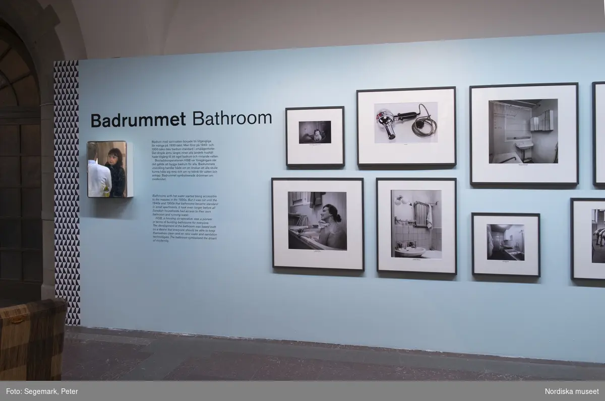 Folkhemmets rum badrummet.
Fotografier ur museets arkiv
Från och med 16 augusti visas fotoutställningen Folkhemmets rum: Badrummet på Nordiska museet, med ett 30-tal fotografier av bland andra Karl Heinz Hernried och Karl Erik Granath. Utställningen är den tredje delen i serien Folkhemmets rum, där vardagsrummet, köket, badrummet och sovrummet presenteras i fyra fotoutställningar med bilder hämtade ur Nordiska museets rika bildsamling.