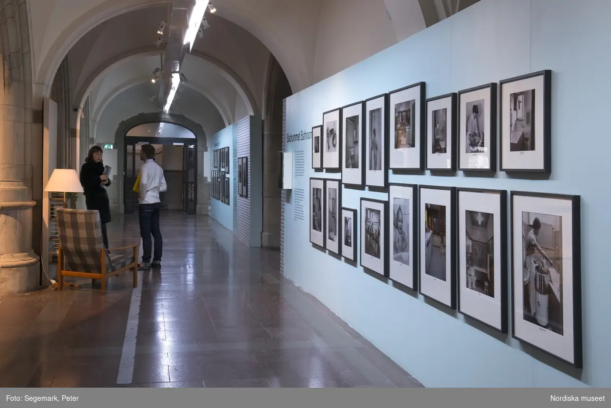 Folkhemmets rum badrummet.
Fotografier ur museets arkiv
Från och med 16 augusti visas fotoutställningen Folkhemmets rum: Badrummet på Nordiska museet, med ett 30-tal fotografier av bland andra Karl Heinz Hernried och Karl Erik Granath. Utställningen är den tredje delen i serien Folkhemmets rum, där vardagsrummet, köket, badrummet och sovrummet presenteras i fyra fotoutställningar med bilder hämtade ur Nordiska museets rika bildsamling.