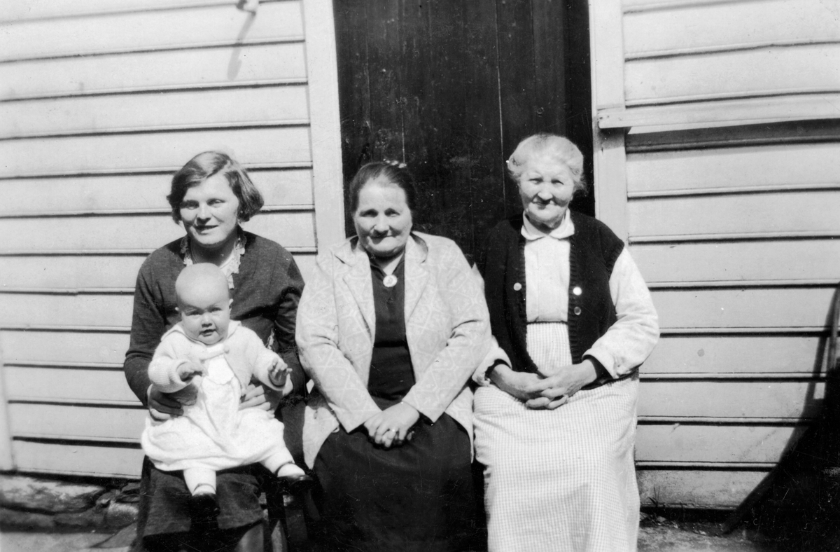 Tre kvinner og eit born utanfor Skåldalhuset, Salhus. Frå venstre: Laila Monsen, Kamilla Monsen, Mathilde Rasmussen Nordbø, Kari Mjelde.