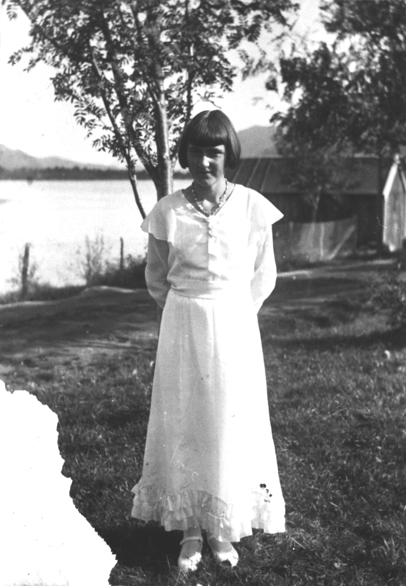Portrettfotografi av konfirmanten Tora Magerholm i hvit kjole. Hun ble konfirmert i Borgund kirke i 1933.