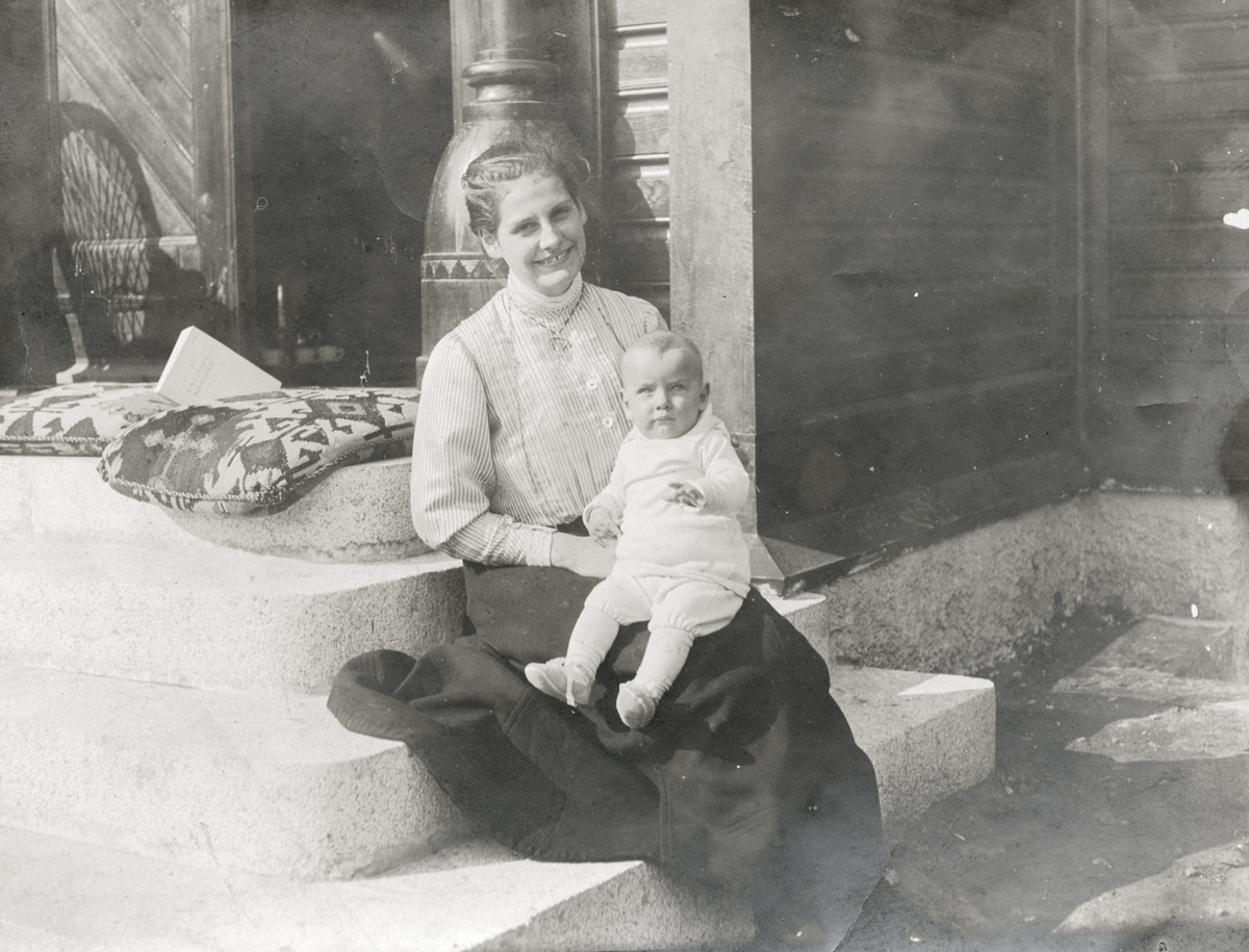 Leonie Petersson (f. Witt) og sonen Klaus Witt (Petersson) på trappa til direktørvillaen "Blåsenborg". 