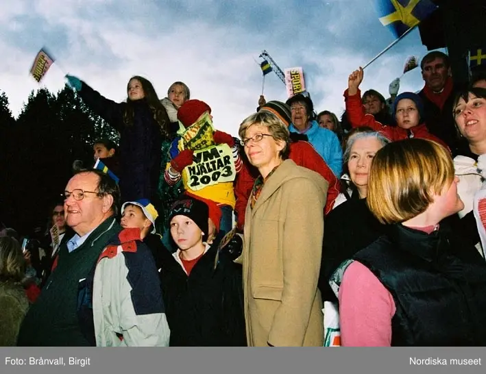 Firandet av det svenska damlandslaget som fick silver i VM i fotboll hösten 2003. Kungsträdgården.