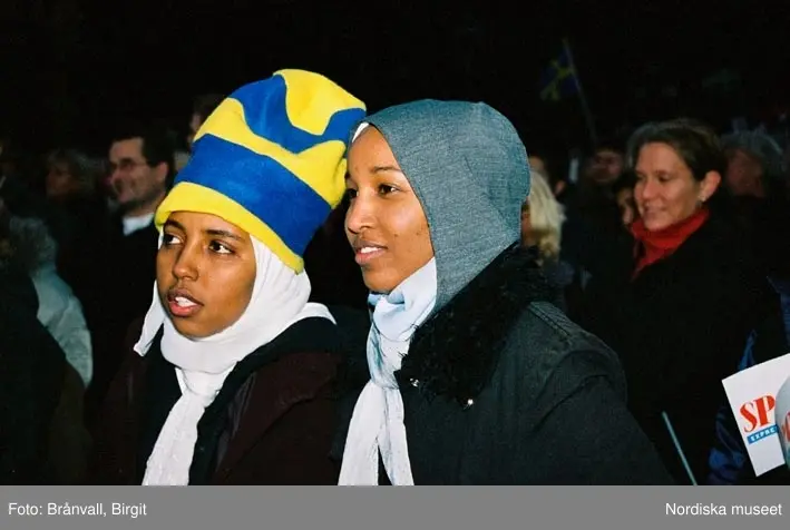 Firandet av det svenska damlandslaget som fick silver i VM i fotboll hösten 2003. Kungsträdgården.
