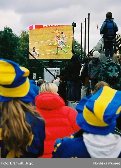 Firandet av det svenska damlandslaget som fick silver i VM i fotboll hösten 2003. Kungsträdgården.