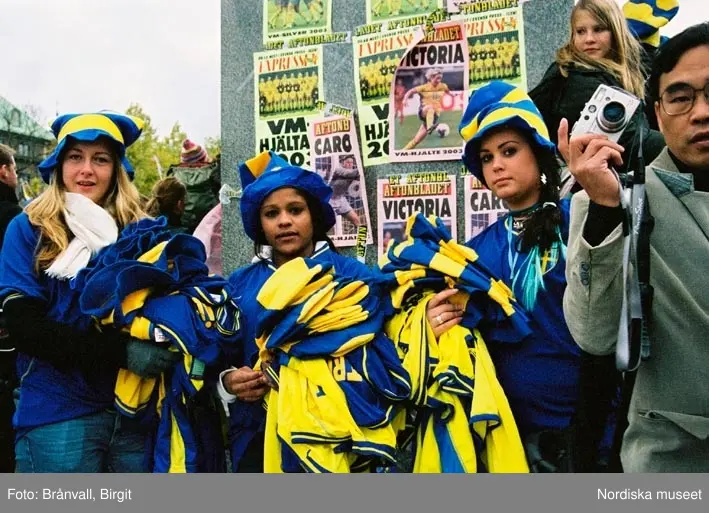 Firandet av det svenska damlandslaget som fick silver i VM i fotboll hösten 2003. Kungsträdgården.