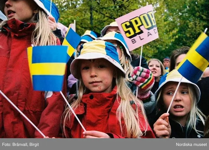 Firandet av det svenska damlandslaget som fick silver i VM i fotboll hösten 2003. Kungsträdgården.