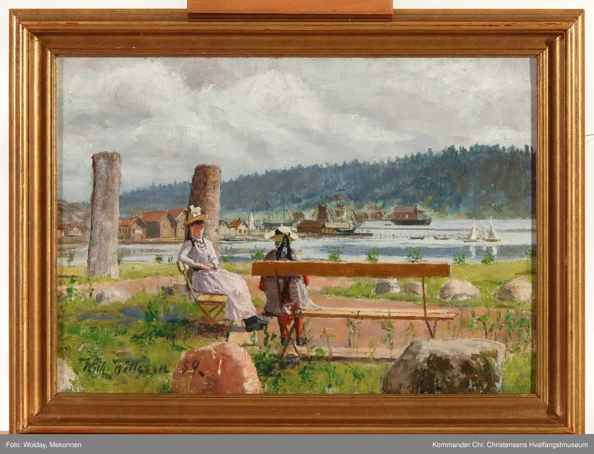 To småpiker på to benker ved de to gamle bauta- steinene ved Hjertnesstranda, Sandefjord.