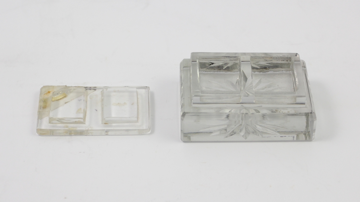 Seks kontorrekvisitter: to tapedispensere, en stiftemaskin, en hullemaskin, en papirdispenser og en frimerkedispenser.