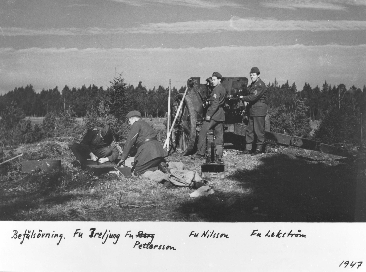 Befälsövning vid Gotlands artilleriregement A 7. Furirerna Ireljung; Pettersson, Lekström och Nilsson övnar med 7,5 cm kanon m/1940.