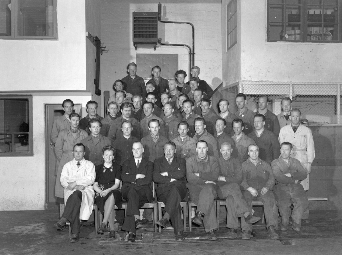 Hamar, Østregate 11 - 13, Håkons gate, Ivar Olrud etablerte Olrud Auto i 1929, bilforhandler, bilverksted og bensinstasjon, gruppe ansatte i 1948, bilmekanikkere, kontorpersonale,