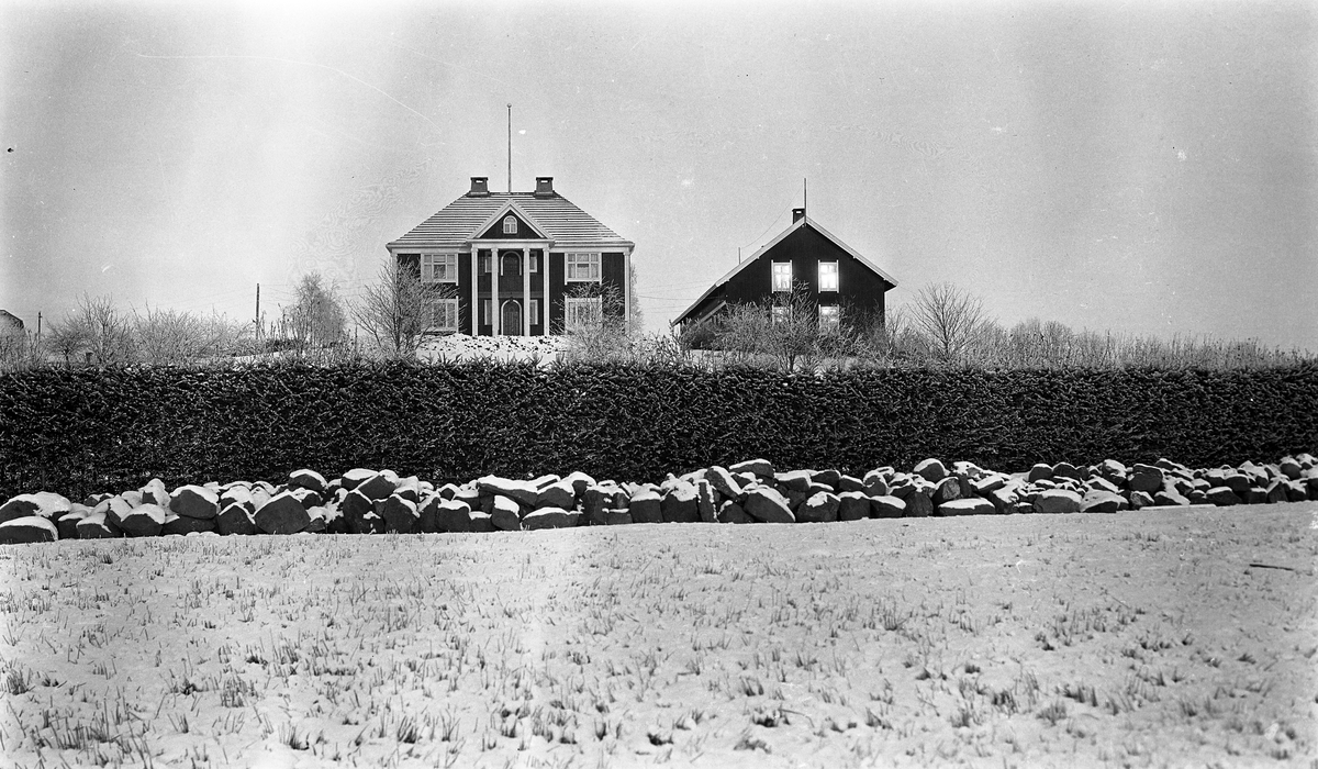 Eiendommen Hovde i Lena, Østre Toten, ca. 1925-30. Fem bilder fra ulike vinkler.