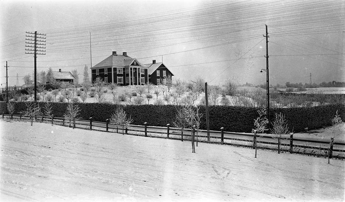 Eiendommen Hovde i Lena, Østre Toten, ca. 1925-30. Fem bilder fra ulike vinkler.