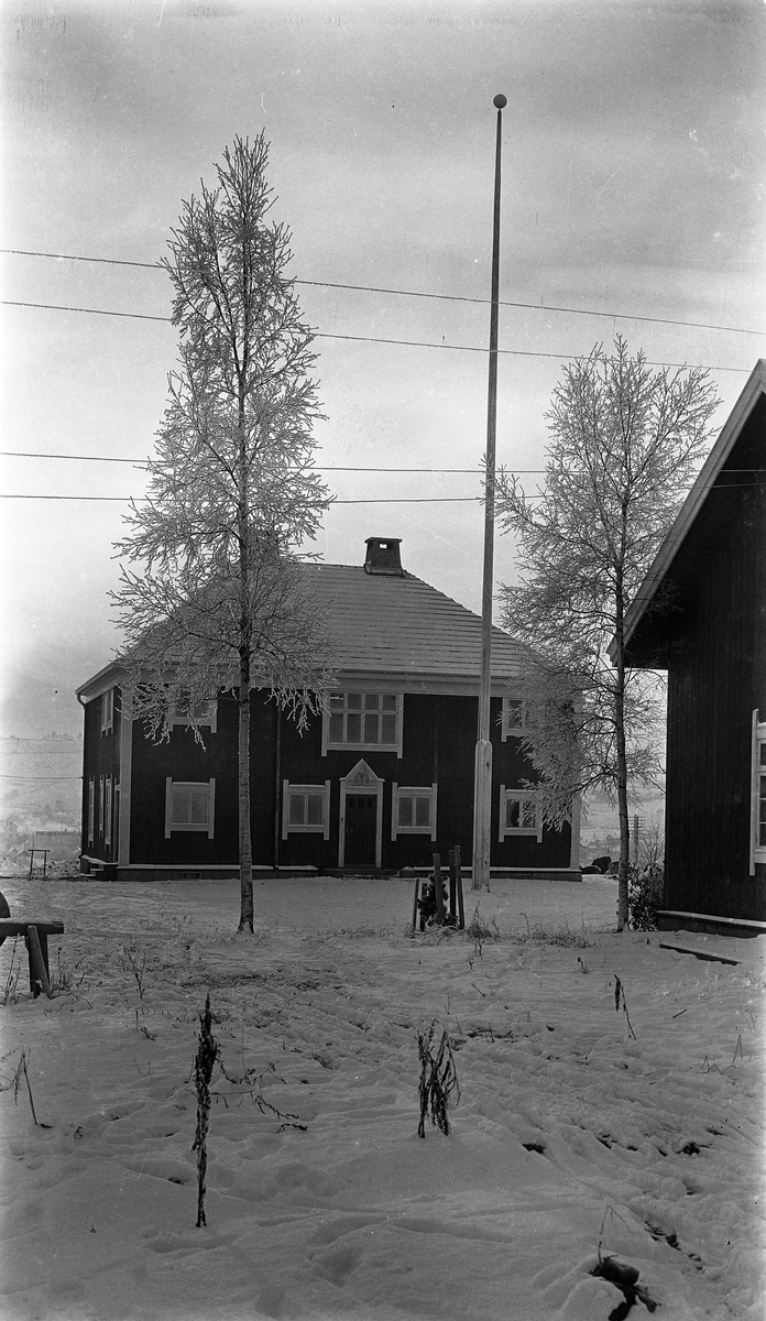Eiendommen Hovde i Lena, Østre Toten, ca. 1925-30. Fem bilder fra ulike vinkler.