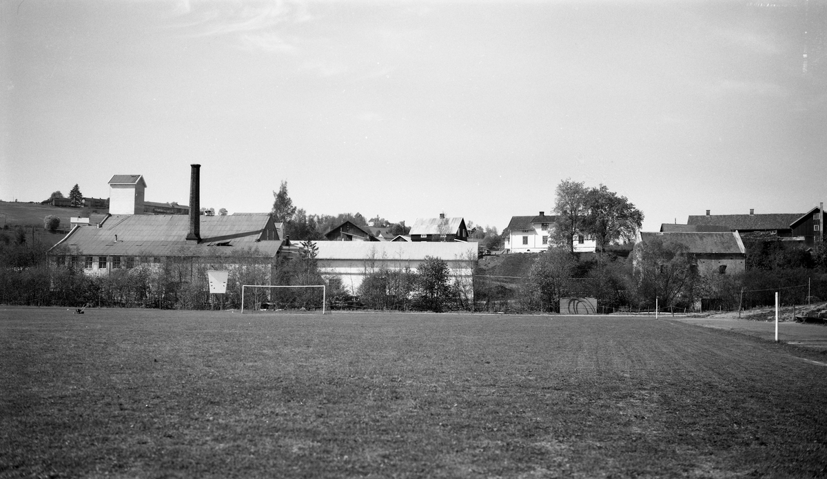 Toten Potetmelfabrikk på Lena, ca. 1960. 6 bilder av bygningsmassen sett fra forskjellige vinkler.