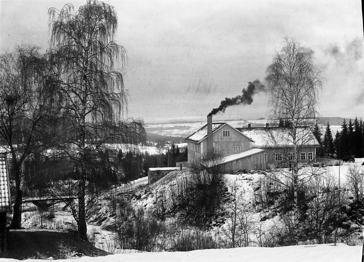 Norsk Fruktmat A/S på Skreia, Ø.Toten. Ca. 1935. Fire bilder av bygget tatt på forskjellig avstand og fra forskjellige vinkler.