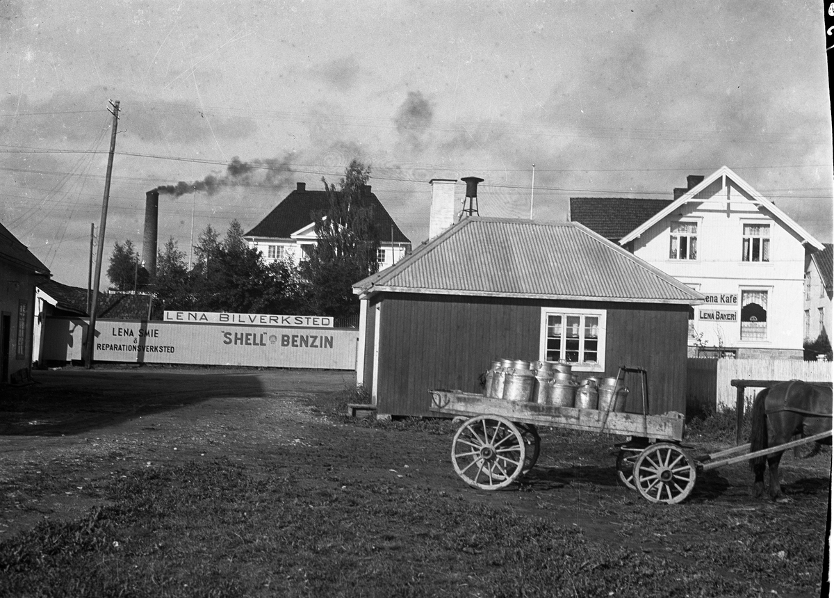 Lena sentrum ca. 1935. Lena Bilverksted lå der Lena Jernvare er idag, mens bygningen til høyre, som huset Lena Kafé, fortsatt eksisterer.