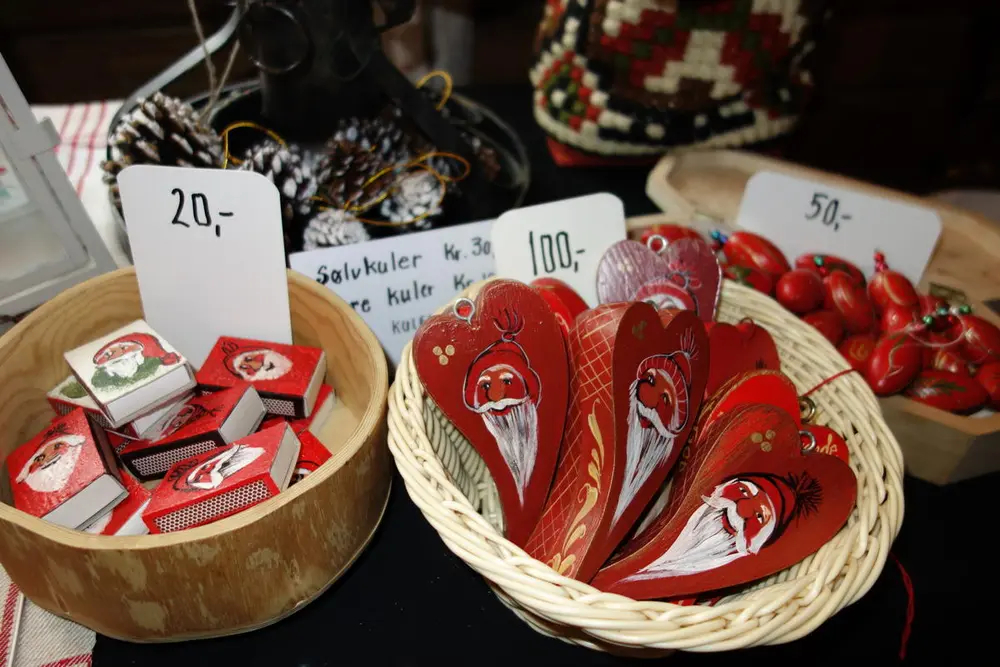 Forskjellige julevarer som ligger i kurver og boller. De er stilt ut for salg på julemarkedet.