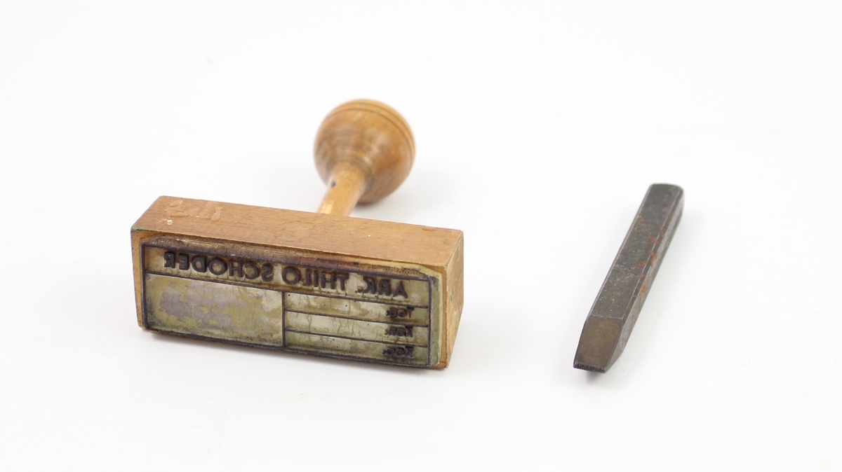 To stempel til kontorbruk. Ett tre stempel med plast/gummi materiale som trykkplate, avrundet håndtak, kanskje et signaturstempel med plass til signatur og utfylling av kontaktdetaljer. Ett lite metallstempel uten håndtak med SCHODER som motiv.