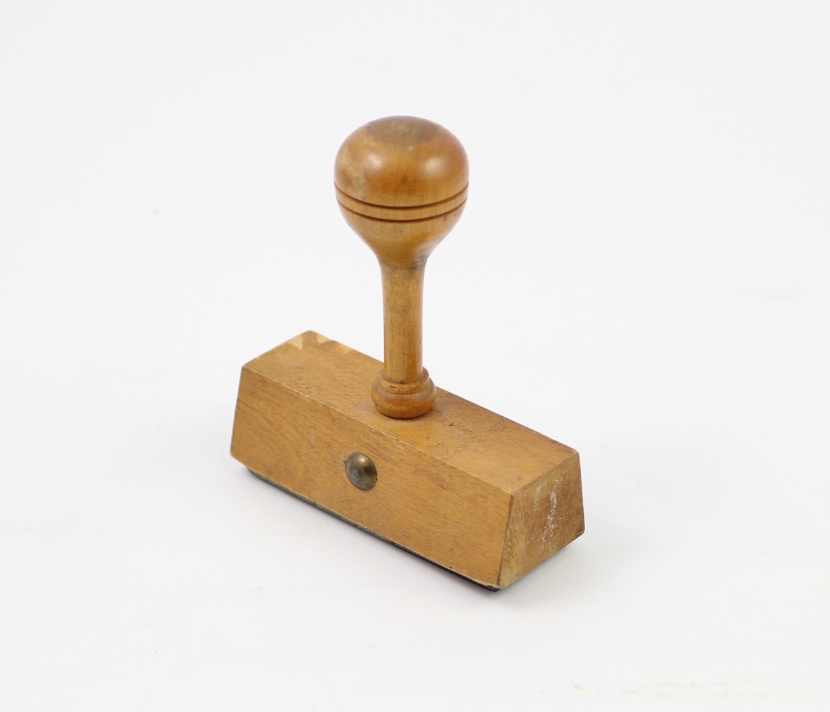 To stempel til kontorbruk. Ett tre stempel med plast/gummi materiale som trykkplate, avrundet håndtak, kanskje et signaturstempel med plass til signatur og utfylling av kontaktdetaljer. Ett lite metallstempel uten håndtak med SCHODER som motiv.
