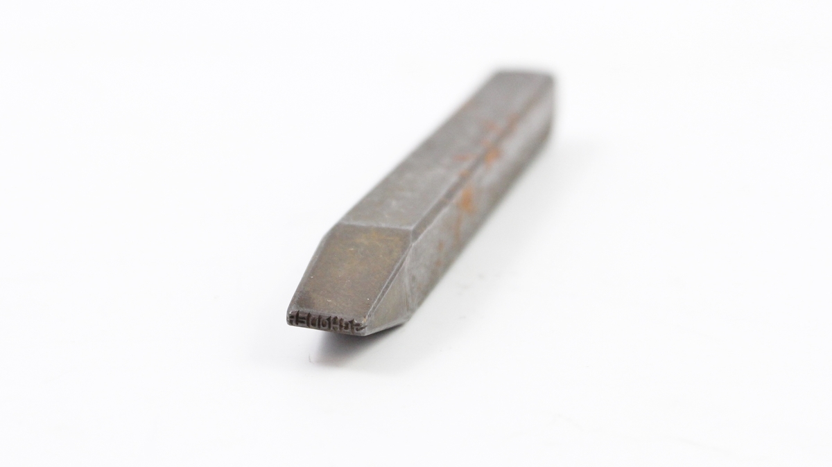 To stempel til kontorbruk. Ett tre stempel med plast/gummi materiale som trykkplate, avrundet håndtak, kanskje et signaturstempel med plass til signatur og utfylling av kontaktdetaljer. Ett lite metallstempel uten håndtak med SCHODER som motiv.