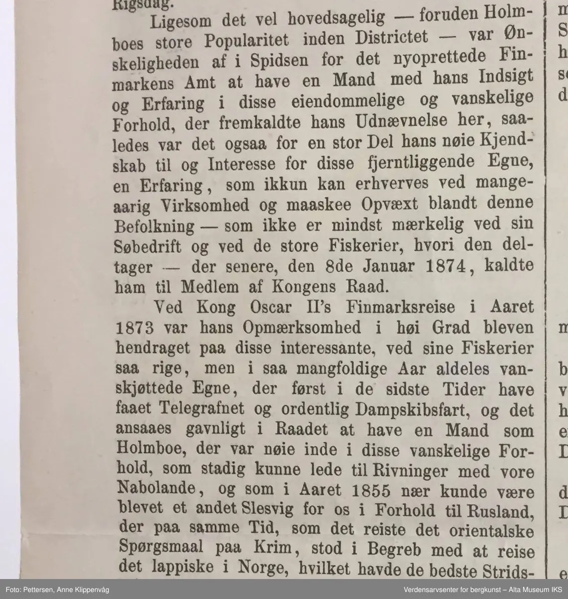 Form: Folioformat. 8 Sider.

Inneholder artikkel av C.W. Rieck om den norske statsråd Jens Holmboe, amtmann i Finnmark 1866-1874.

Artikkel på avisens forside om Statsråd Jens Holmboe om "lapper" og landet grenser i nord. Jens Holmboe var amtmann i Finnmark i 1866 - 1874. Han var den første amtmannen i det nye "reduserte" amtet, det egentlige Finnmark ( - Tromsø amt) og med sete i Hammerfest. Han var en meget sentral person i rettsforhandlingene om laksefiskeriet i Altaelva.