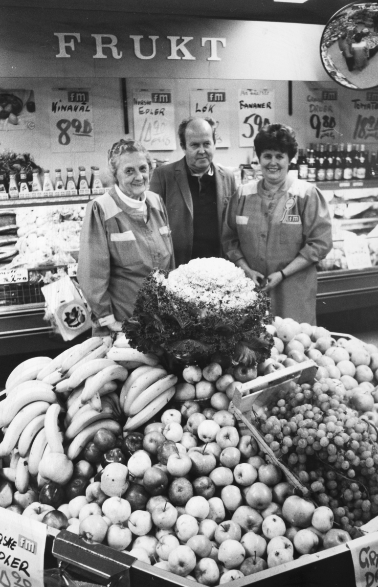 E. Sannerud butikken, Solvang, Hamar. T.v. Klara Sannerud, Odd J. Sannerud, Lillian Sannerud, fruktdisk.