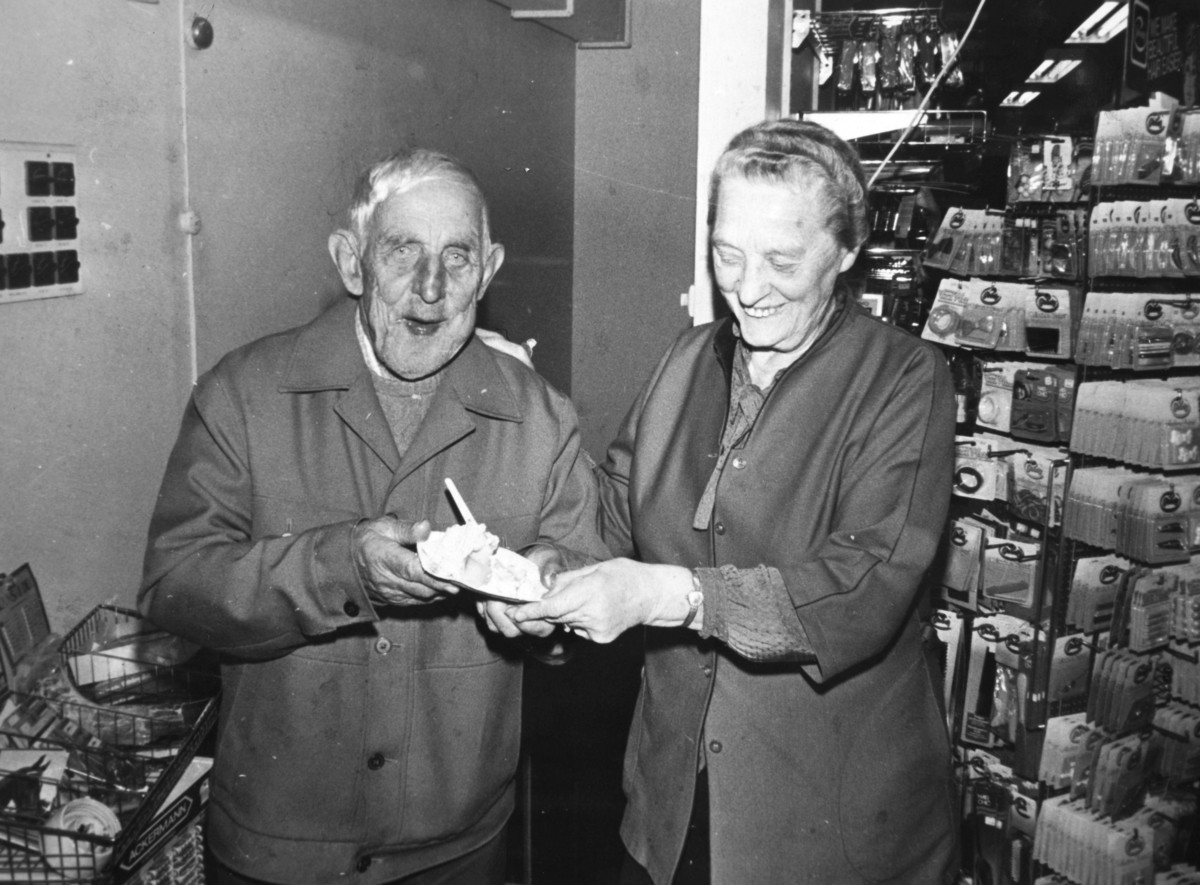 E. Sannerud butikken, Solvang,  t.v. Arthur Kristiansen og Klara Sannerud, interiør.