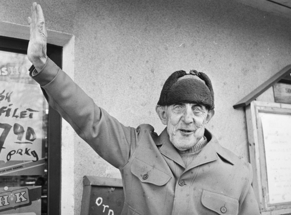E. Sannerud butikken, Solvang,  Arthur Kristiansen utenfor butikken.