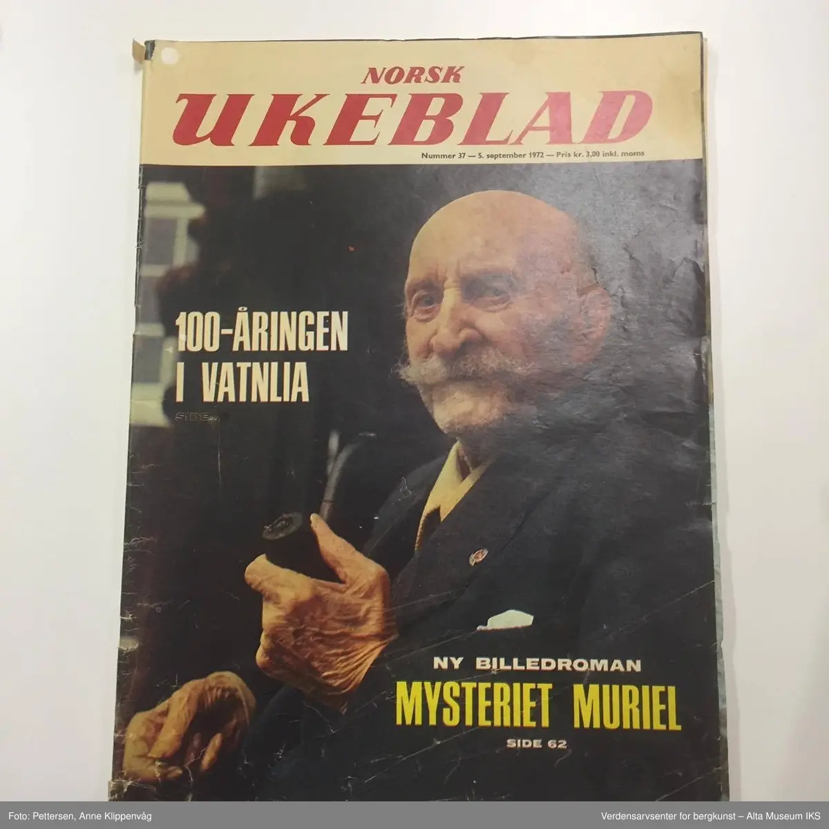 Omfatter: Norsk ukeblad nr.37/1972, Hjemmet nr.36/1972, Illustrert nr.14/1962, Fredhöis Skib o hoi nr.5/1959, Kvinner og klær nr.30/1954, Alle kvinners blad nr.42/1954, nr.46/1955, nr.36/1972, nr.37/1972, Se og hør nr.21/1984, Romantikk julenr.1970 og 1971, Barnehelg julen 1959, Lys - det illustrerte morsdagshefte 1960, Finnmark Dagblad 9/8 1976, 1/3 1979