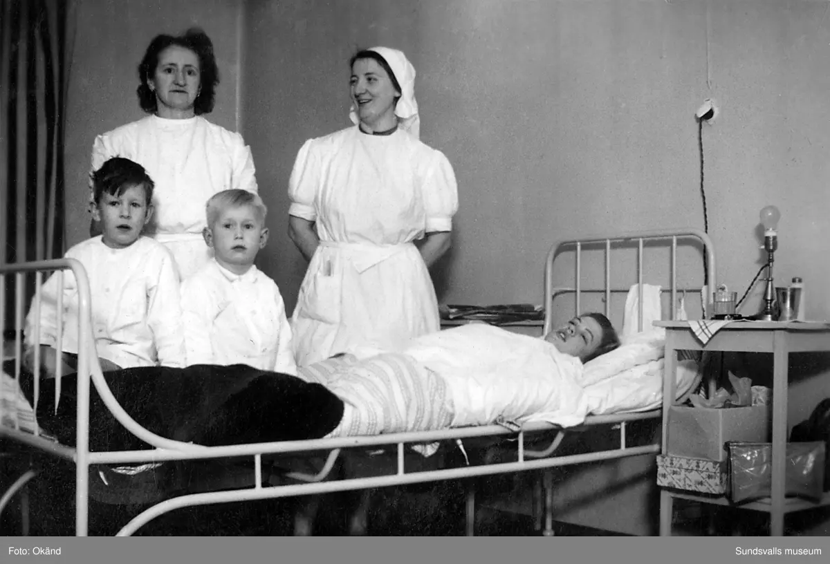 Interiörer, människor och utomhusmiljöer hämtade från Epidemisjukhuset vid Ludvigsbergsvägen (tidigare Epidemivägen) i Alliero. Fotografierna kommer från ett privat album som ägdes av Asta Bergström og Svedlund (f. 1920 d. 2015) som arbetade som sjukvårdsbiträde på Epidemisjukhuset under 20 år från 1942 till 1962. Asta Bergström ses främst på bild 9 och 16 samt flera av de andra bilderna.