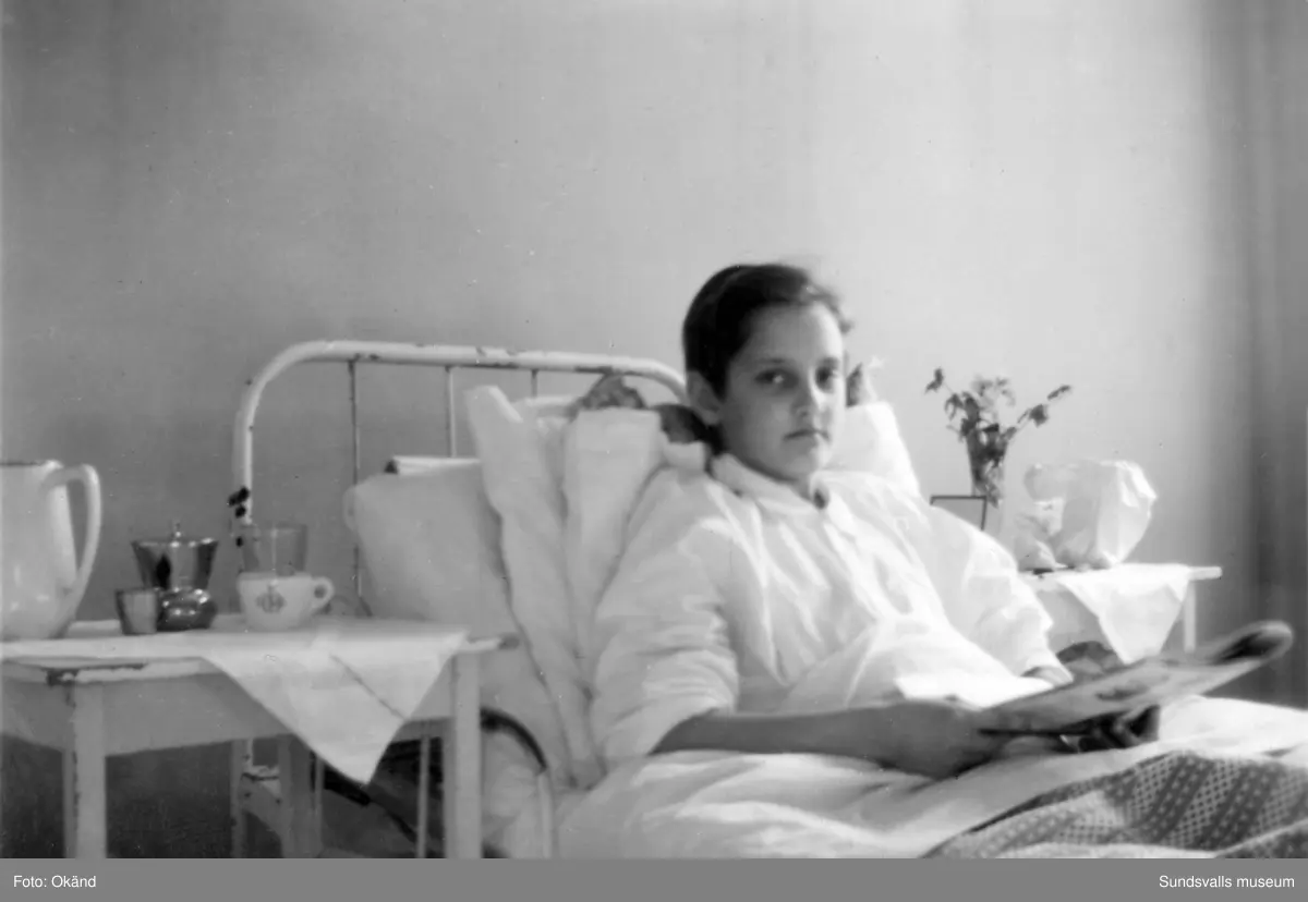 Interiörer, människor och utomhusmiljöer hämtade från Epidemisjukhuset vid Ludvigsbergsvägen (tidigare Epidemivägen) i Alliero. Fotografierna kommer från ett privat album som ägdes av Asta Bergström og Svedlund (f. 1920 d. 2015) som arbetade som sjukvårdsbiträde på Epidemisjukhuset under 20 år från 1942 till 1962. Asta Bergström ses främst på bild 9 och 16 samt flera av de andra bilderna.