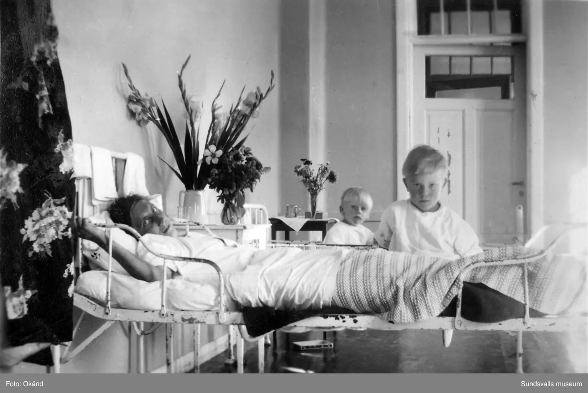 Interiörer, människor och utomhusmiljöer hämtade från Epidemisjukhuset vid Ludvigsbergsvägen (tidigare Epidemivägen) i Alliero. Fotografierna kommer från ett privat album som ägdes av Asta Bergström og Svedlund (f. 1920 d. 2015) som arbetade som sjukvårdsbiträde på Epidemisjukhuset under 20 år från 1942 till 1962. Asta Bergström ses främst på bild 9 och 16 samt flera av de andra bilderna.