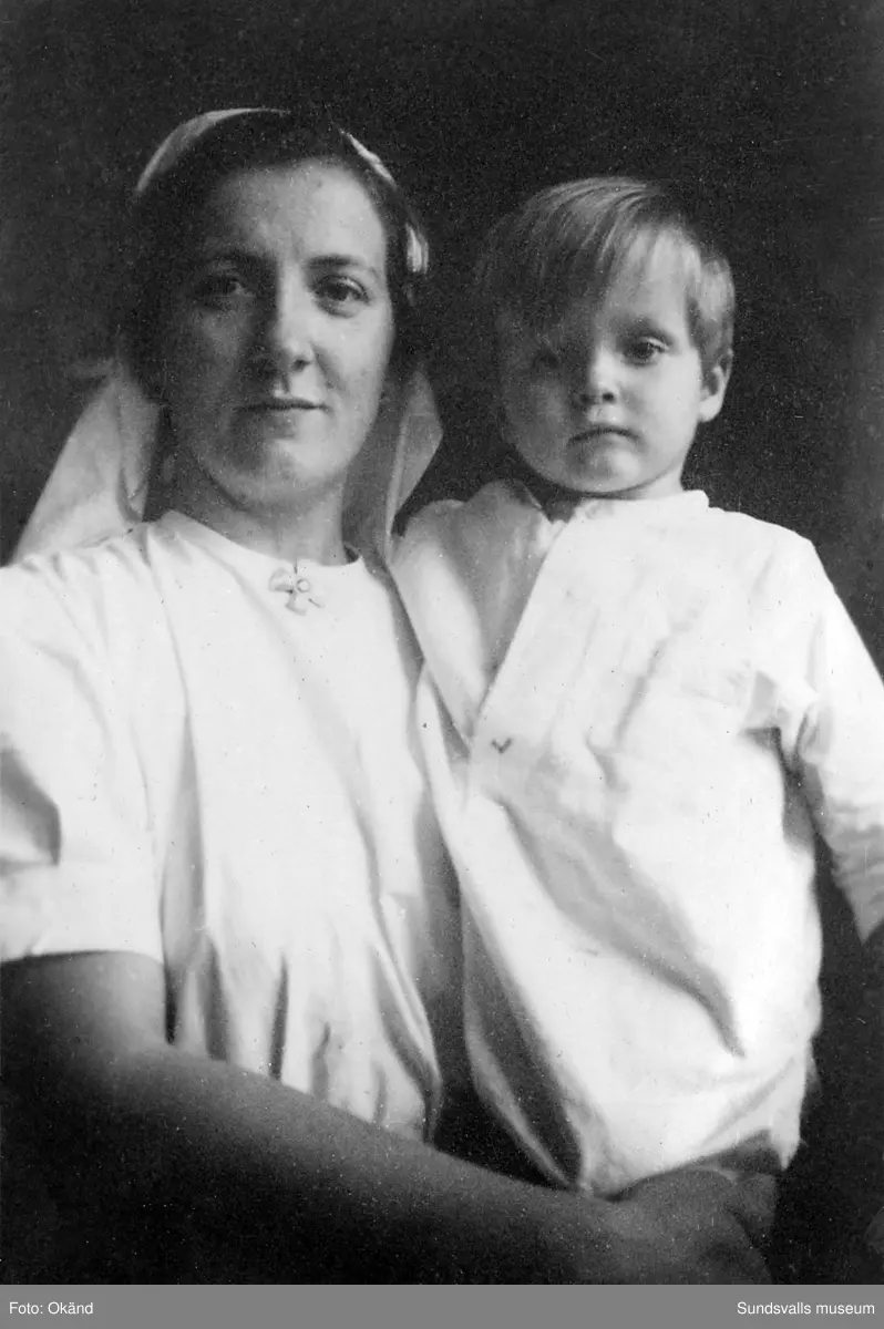 Interiörer, människor och utomhusmiljöer hämtade från Epidemisjukhuset vid Ludvigsbergsvägen (tidigare Epidemivägen) i Alliero. Fotografierna kommer från ett privat album som ägdes av Asta Bergström og Svedlund (f. 1920 d. 2015) som arbetade som sjukvårdsbiträde på Epidemisjukhuset under 20 år från 1942 till 1962. Asta Bergström ses främst på bild 9 och 16 samt flera av de andra bilderna.