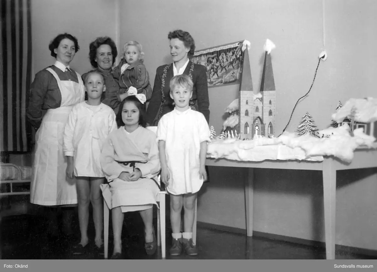 Interiörer, människor och utomhusmiljöer hämtade från Epidemisjukhuset vid Ludvigsbergsvägen (tidigare Epidemivägen) i Alliero. Fotografierna kommer från ett privat album som ägdes av Asta Bergström og Svedlund (f. 1920 d. 2015) som arbetade som sjukvårdsbiträde på Epidemisjukhuset under 20 år från 1942 till 1962. Asta Bergström ses främst på bild 9 och 16 samt flera av de andra bilderna.