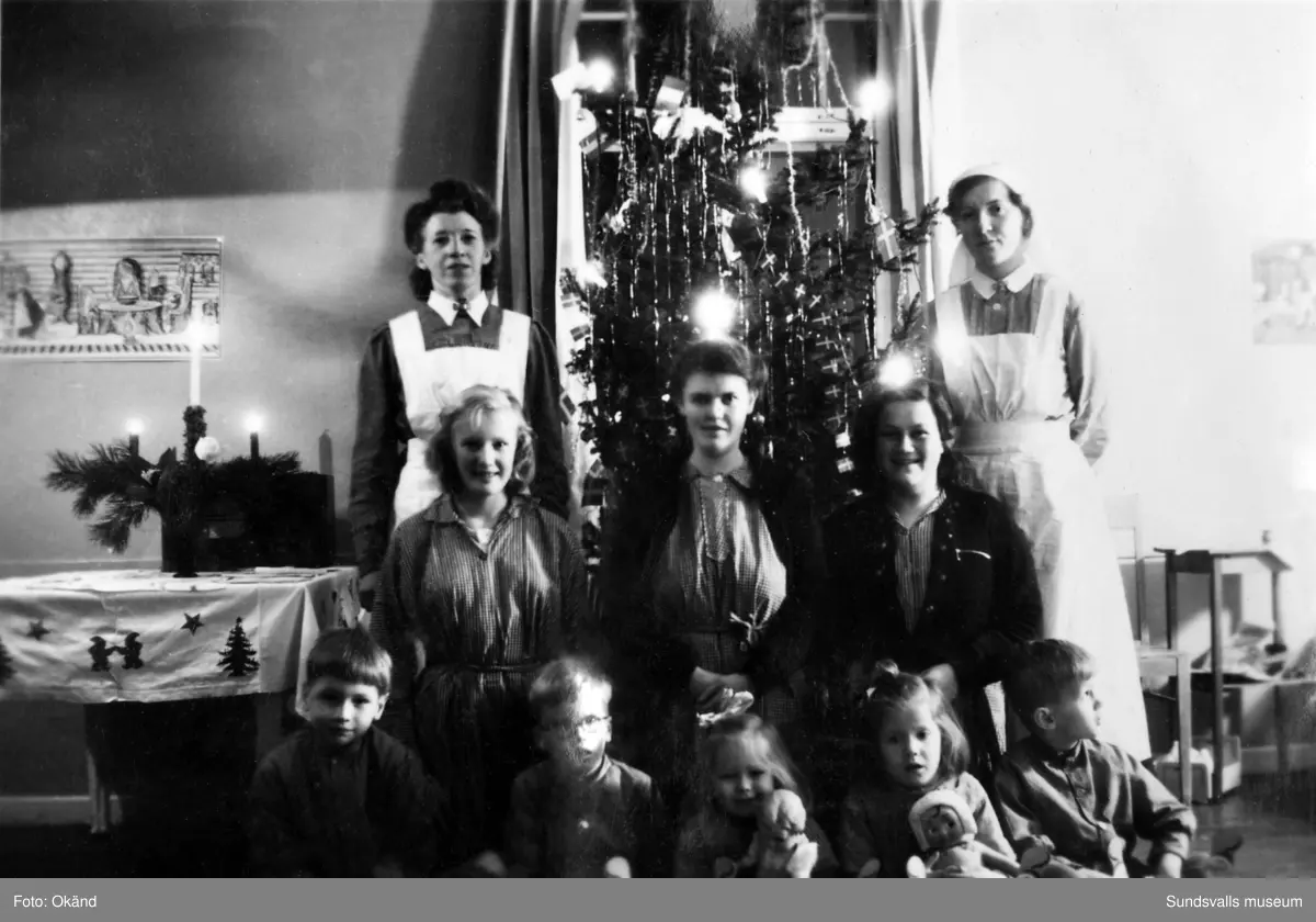Interiörer, människor och utomhusmiljöer hämtade från Epidemisjukhuset vid Ludvigsbergsvägen (tidigare Epidemivägen) i Alliero. Fotografierna kommer från ett privat album som ägdes av Asta Bergström og Svedlund (f. 1920 d. 2015) som arbetade som sjukvårdsbiträde på Epidemisjukhuset under 20 år från 1942 till 1962. Asta Bergström ses främst på bild 9 och 16 samt flera av de andra bilderna.