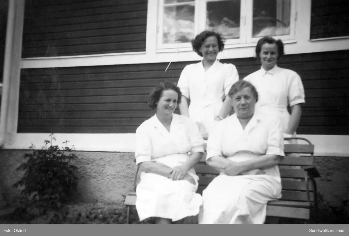 Interiörer, människor och utomhusmiljöer hämtade från Epidemisjukhuset vid Ludvigsbergsvägen (tidigare Epidemivägen) i Alliero. Fotografierna kommer från ett privat album som ägdes av Asta Bergström og Svedlund (f. 1920 d. 2015) som arbetade som sjukvårdsbiträde på Epidemisjukhuset under 20 år från 1942 till 1962. Asta Bergström ses främst på bild 9 och 16 samt flera av de andra bilderna.