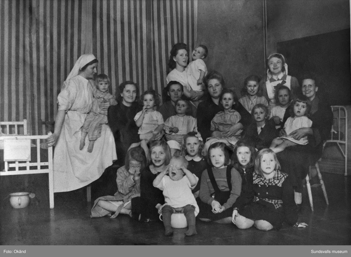 Interiörer, människor och utomhusmiljöer hämtade från Epidemisjukhuset vid Ludvigsbergsvägen (tidigare Epidemivägen) i Alliero. Fotografierna kommer från ett privat album som ägdes av Asta Bergström og Svedlund (f. 1920 d. 2015) som arbetade som sjukvårdsbiträde på Epidemisjukhuset under 20 år från 1942 till 1962. Asta Bergström ses främst på bild 9 och 16 samt flera av de andra bilderna.