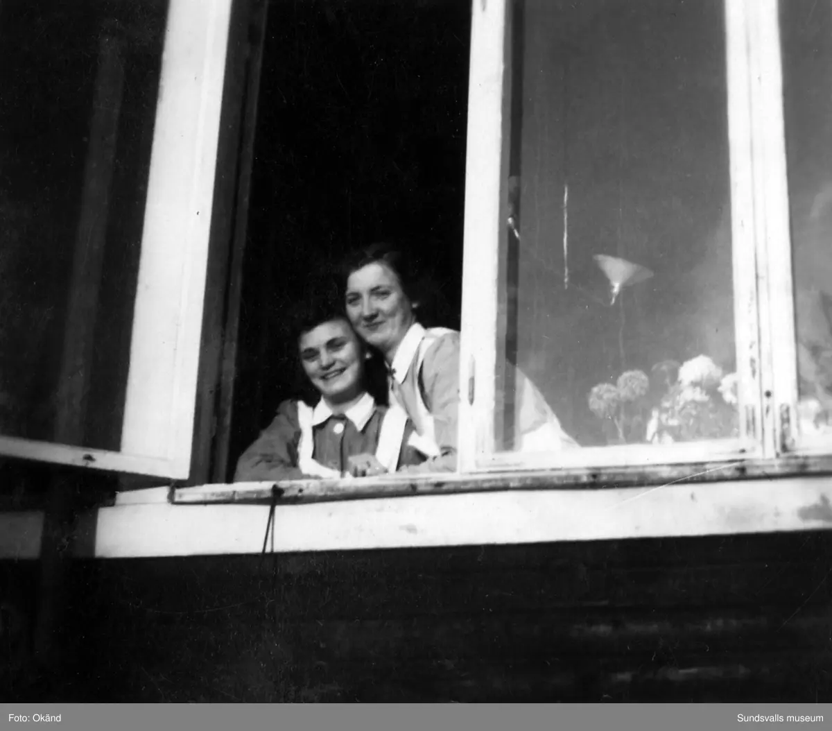 Interiörer, människor och utomhusmiljöer hämtade från Epidemisjukhuset vid Ludvigsbergsvägen (tidigare Epidemivägen) i Alliero. Fotografierna kommer från ett privat album som ägdes av Asta Bergström og Svedlund (f. 1920 d. 2015) som arbetade som sjukvårdsbiträde på Epidemisjukhuset under 20 år från 1942 till 1962. Asta Bergström ses främst på bild 9 och 16 samt flera av de andra bilderna.