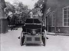 Den första i Sverige tillverkade elektriskt drivna automobilen. Konstuerad 1899 av Ing. Harald Håkansson i Västerås.