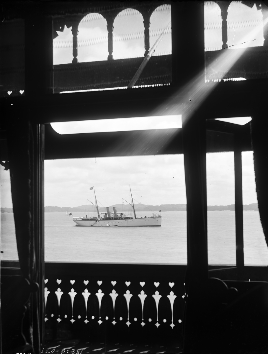 Ångbåten "Drott" fotograferad från Curmanska Villan. Vy från Lysekil.