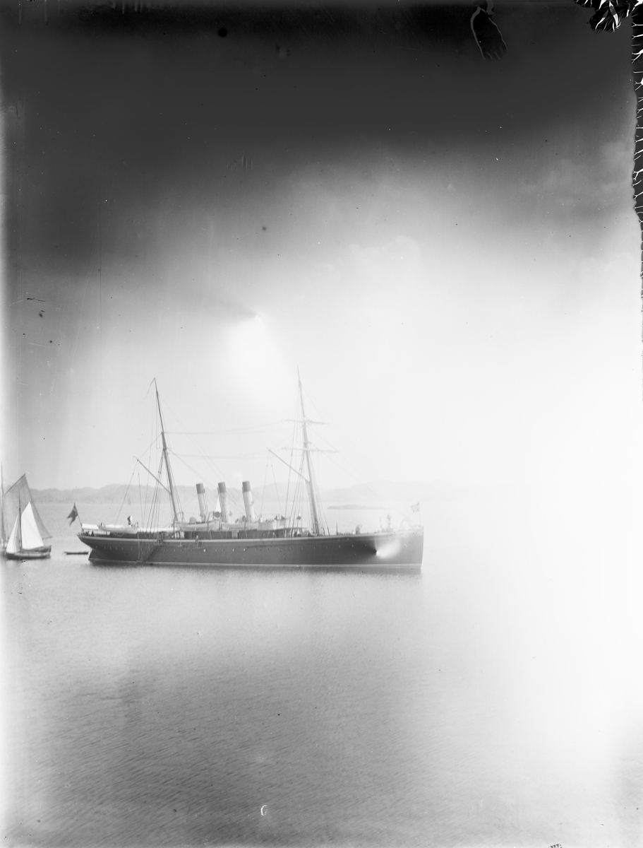 Ångfartyg, troligen i trakterna kring Lysekil.