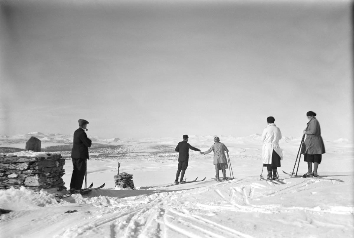 Øksendalskampen. Fem personer på ski. Tre damer med skjørt og to  menn
