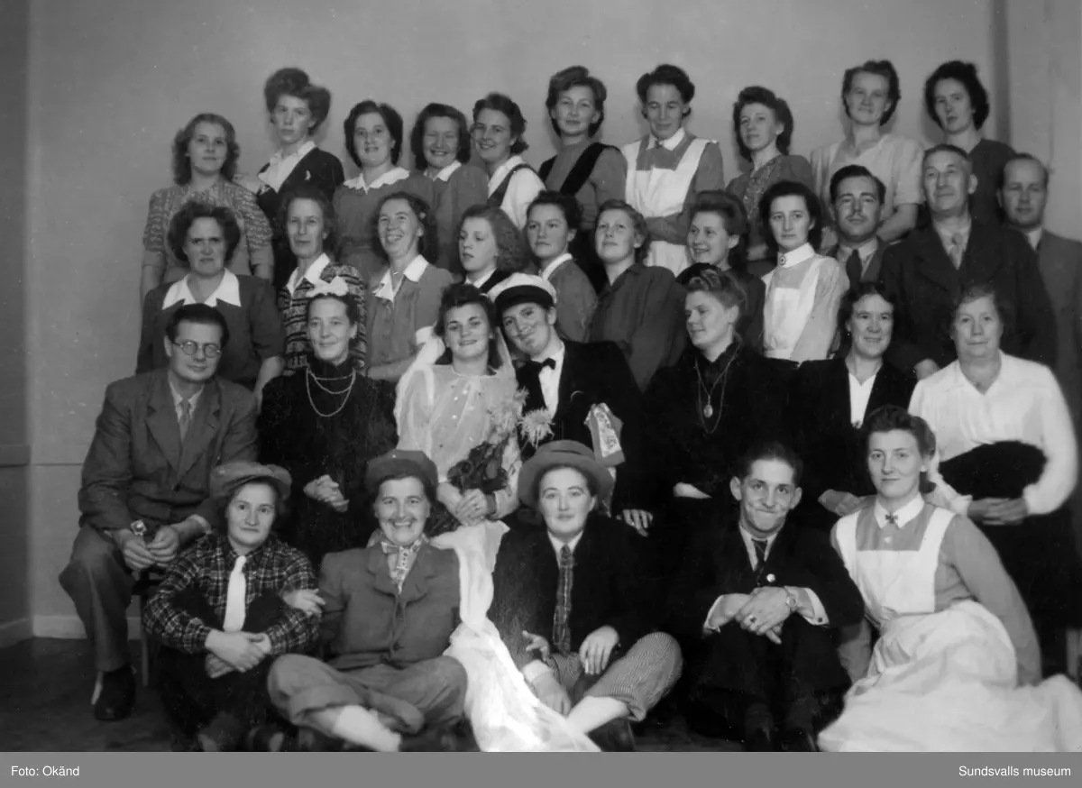 Interiörer, människor och utomhusmiljöer hämtade från Epidemisjukhuset vid Ludvigsbergsvägen (tidigare Epidemivägen) i Alliero. Fotografierna kommer från ett privat album som ägdes av Asta Bergström og Svedlund (f. 1920 d. 2015) som arbetade som sjukvårdsbiträde på Epidemisjukhuset under 20 år från 1942 till 1962. Asta Bergström ses främst på bild 9 och 16 samt flera av de andra bilderna.